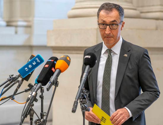 Cem Özdemir - 1068. Sitzung im Bundesrat EUR, Deutschland, Berlin, 25.09.2026: Cem Özdemir (B90 Die Grünen) MP Baden Württemberg - 068. Plenarsitzung im Bundesrat. Die Tagesordnung enthält über 90 Punkte. Neben Gesetzen und Reformvorhaben der Bundesregierung stehen zahlreiche Landesinitiativen aus den Bereichen Verkehr, Arbeit und Wirtschaft auf der Agenda, sowie europäische Vorhaben und Rechtsverordnungen. Öffentliches Interesse besteht besonders zu folgenden Vorlagen: Tankrabatt, Antragsloses Kindergeld, Maßnahmen gegen Autoposing, Haushalt 2027 und die Reform der Nachrichtendienste.