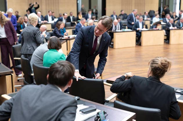 Hendrik Wüst - 1068. Sitzung im Bundesrat EUR, Deutschland, Berlin, 25.09.2026: Hendrik Wüst (CDU) Ministerpräsident von Nordrhein-Westfalen - 1068. Plenarsitzung im Bundesrat. Die Tagesordnung enthält über 90 Punkte. Neben Gesetzen und Reformvorhaben der Bundesregierung stehen zahlreiche Landesinitiativen aus den Bereichen Verkehr, Arbeit und Wirtschaft auf der Agenda, sowie europäische Vorhaben und Rechtsverordnungen. Öffentliches Interesse besteht besonders zu folgenden Vorlagen: Tankrabatt, Antragsloses Kindergeld, Maßnahmen gegen Autoposing, Haushalt 2027 und die Reform der Nachrichtendienste.