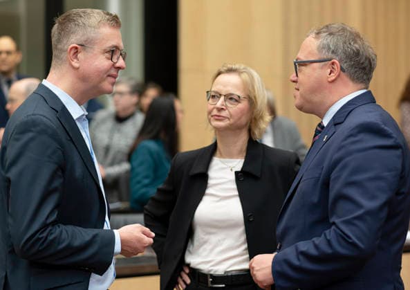 Stefan Evers + Katja Wolf + Mario Voigt EUR, Deutschland, Berlin, 25.09.2026: Stefan Evers (CDU) , Katja Wolf (Thüringen.Gerecht) und Mario Voigt (CDU) Ministerpräsident des Freistaates Thüringen1068. Plenarsitzung im Bundesrat. Die Tagesordnung enthält über 90 Punkte. Neben Gesetzen und Reformvorhaben der Bundesregierung stehen zahlreiche Landesinitiativen aus den Bereichen Verkehr, Arbeit und Wirtschaft auf der Agenda, sowie europäische Vorhaben und Rechtsverordnungen. Öffentliches Interesse besteht besonders zu folgenden Vorlagen: Tankrabatt, Antragsloses Kindergeld, Maßnahmen gegen Autoposing, Haushalt 2027 und die Reform der Nachrichtendienste.
