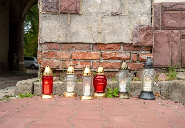 Ukrainian man stabs five people in a Polish monastery Photo: Maciej Napora East News Candles are seen burning a the the gate to the monastery after a stabbing attack at the Benedictine s abbey on September 24, 2026 in the town of Jaroslaw in south-eastern Poland. A 31-year-old Ukrainian man stabbed five people with a kitchen knife, killing a priest and wounding four other victims. The perpetrator, whose motives are so far unknown, was apprehended by the police. EN_01684813_0008 