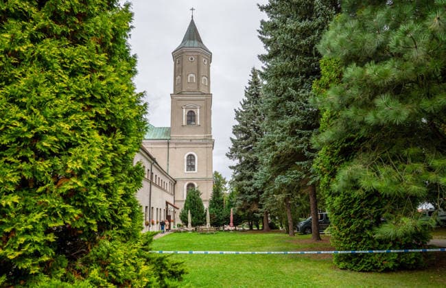 Ukrainian man stabs five people in a Polish monastery Photo: Maciej Napora East News Police line blocks access to the crime scene after a stabbing attack at the Benedictine s abbey on September 24, 2026 in the town of Jaroslaw in south-eastern Poland. A 31-year-old Ukrainian man stabbed five people with a kitchen knife, killing a priest and wounding four other victims. The perpetrator, whose motives are so far unknown, was apprehended by the police. EN_01684813_0014 