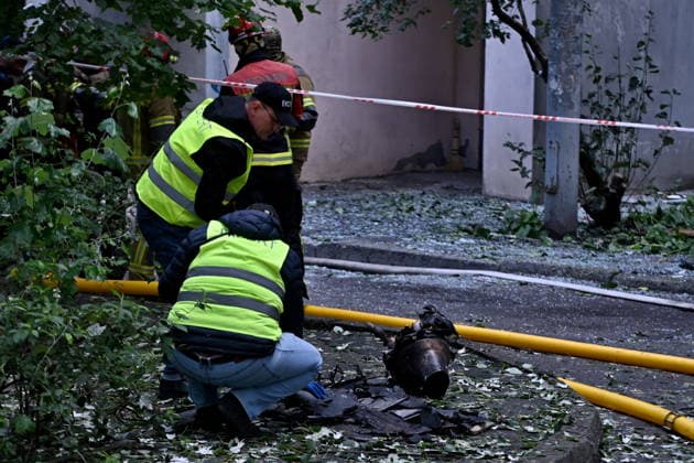 Aftermath of a Russian drone attack in Kyiv, Ukraine - 25 Sept 2026 Police officers examine a jet engine at the site where a Russian strike drone hit an apartment building during a Russian attack on the country. Kyiv Ukraine Copyright: xAleksandrxGusevx xSOPAxImagesx Oleksandr_Gusev_Pechersk_25092026(8)