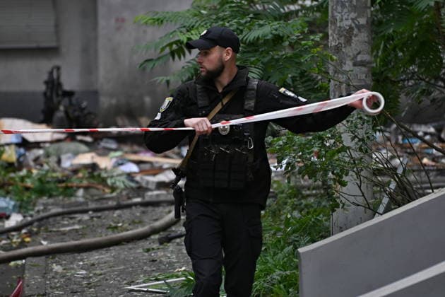Aftermath of a Russian drone attack in Kyiv, Ukraine - 25 Sept 2026 A police officer unrolls a cordon tape at the site where a Russian strike drone hit an apartment building during a Russian attack. Kyiv Ukraine Copyright: xAleksandrxGusevx xSOPAxImagesx Oleksandr_Gusev_Pechersk_25092026(5)