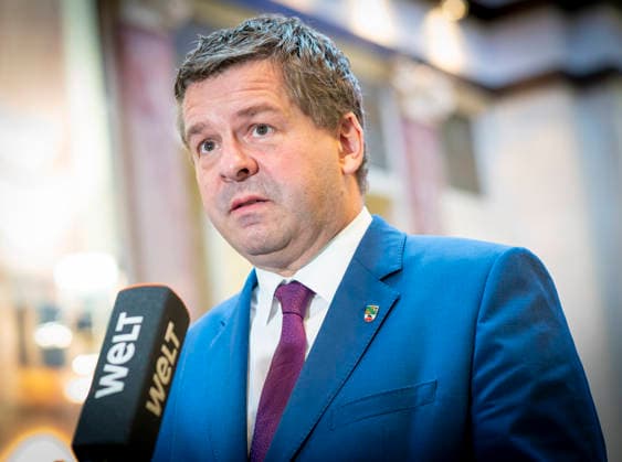 Sven Schulze (CDU) Mim Bundesrat EUR, Deutschland, Berlin, 25.09.2026: Sven Schulze (CDU) Ministerpräsident von Sachsen-Anhalt - 1068. Plenarsitzung im Bundesrat. Die Tagesordnung enthält über 90 Punkte. Neben Gesetzen und Reformvorhaben der Bundesregierung stehen zahlreiche Landesinitiativen aus den Bereichen Verkehr, Arbeit und Wirtschaft auf der Agenda, sowie europäische Vorhaben und Rechtsverordnungen. Öffentliches Interesse besteht besonders zu folgenden Vorlagen: Tankrabatt, Antragsloses Kindergeld, Maßnahmen gegen Autoposing, Haushalt 2027 und die Reform der Nachrichtendienste.