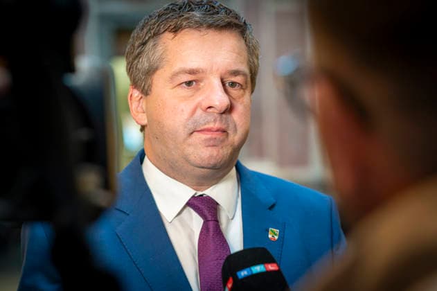 Sven Schulze (CDU) Mim Bundesrat EUR, Deutschland, Berlin, 25.09.2026: Sven Schulze (CDU) Ministerpräsident von Sachsen-Anhalt - 1068. Plenarsitzung im Bundesrat. Die Tagesordnung enthält über 90 Punkte. Neben Gesetzen und Reformvorhaben der Bundesregierung stehen zahlreiche Landesinitiativen aus den Bereichen Verkehr, Arbeit und Wirtschaft auf der Agenda, sowie europäische Vorhaben und Rechtsverordnungen. Öffentliches Interesse besteht besonders zu folgenden Vorlagen: Tankrabatt, Antragsloses Kindergeld, Maßnahmen gegen Autoposing, Haushalt 2027 und die Reform der Nachrichtendienste.