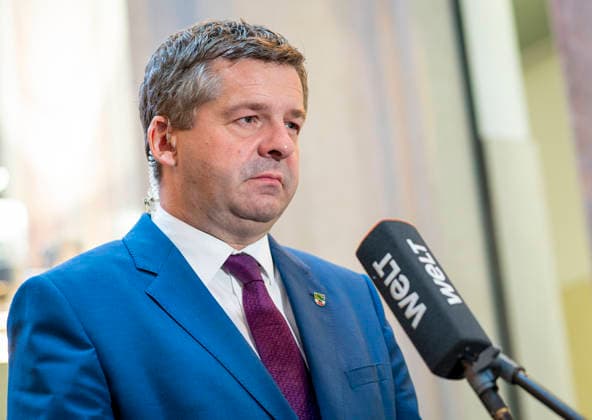 Sven Schulze (CDU) Mim Bundesrat EUR, Deutschland, Berlin, 25.09.2026: Sven Schulze (CDU) Ministerpräsident von Sachsen-Anhalt - 1068. Plenarsitzung im Bundesrat. Die Tagesordnung enthält über 90 Punkte. Neben Gesetzen und Reformvorhaben der Bundesregierung stehen zahlreiche Landesinitiativen aus den Bereichen Verkehr, Arbeit und Wirtschaft auf der Agenda, sowie europäische Vorhaben und Rechtsverordnungen. Öffentliches Interesse besteht besonders zu folgenden Vorlagen: Tankrabatt, Antragsloses Kindergeld, Maßnahmen gegen Autoposing, Haushalt 2027 und die Reform der Nachrichtendienste.