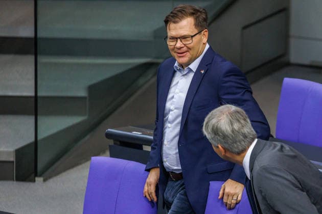 Bundestag Carsten Schneider (SPD), Minister fuer Umwelt, Klimaschutz, Naturschutz und nukleare Sicherheit und Steffen Bilger Bundesminister für Verkehr, im Deutschen Bundestag am 25.09.26 in Berlin. Berlin Berlin Deutschland Bundestag