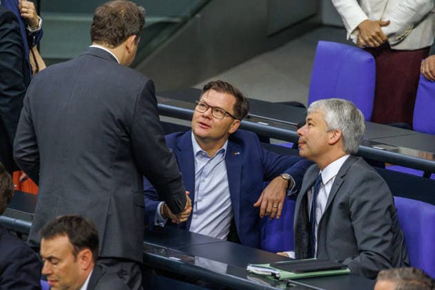 Bundestag Lars Klingbeil (SPD), Bundesfinanzminister, Carsten Schneider (SPD), Minister fuer Umwelt, Klimaschutz, Naturschutz und nukleare Sicherheit und Steffen Bilger Bundesminister für Verkehr, im Deutschen Bundestag am 25.09.26 in Berlin. Berlin Berlin Deutschland Bundestag