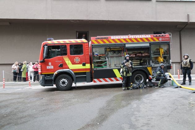 Rescuers stand by a fire engine near an apartment block in the Pechersk district, struck by a Russian drone, Kyiv, Ukraine, September 25, 2026. A 14-year-old boy was killed, and at least seven people were injured in the attack. (Photo by Kyrylo Chubotin Ukrinform) Russian drone hits apartment block in central Kyiv  Copyright: xKirillxChubotinx