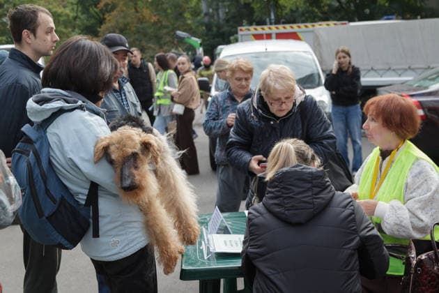 Residents address a volunteer during a response effort to a Russian drone strike on an apartment block in the Pechersk district, Kyiv, Ukraine, September 25, 2026. A 14-year-old boy was killed, and at least seven people were injured in the attack. (Photo by Kyrylo Chubotin Ukrinform) Russian drone hits apartment block in central Kyiv  Copyright: xKirillxChubotinx