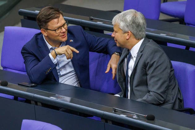 Bundestag Carsten Schneider (SPD), Minister fuer Umwelt, Klimaschutz, Naturschutz und nukleare Sicherheit und Steffen Bilger Bundesminister für Verkehr, im Deutschen Bundestag am 25.09.26 in Berlin. Berlin Berlin Deutschland Bundestag