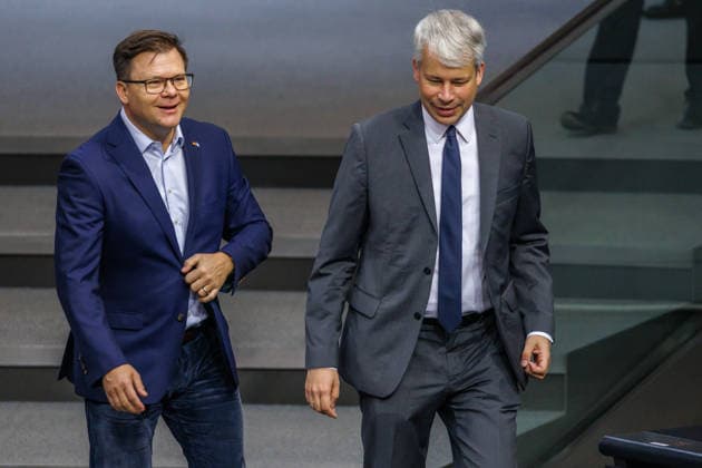 Bundestag Carsten Schneider (SPD), Minister fuer Umwelt, Klimaschutz, Naturschutz und nukleare Sicherheit und Steffen Bilger Bundesminister für Verkehr, im Deutschen Bundestag am 25.09.26 in Berlin. Berlin Berlin Deutschland Bundestag