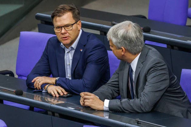 Bundestag Carsten Schneider (SPD), Minister fuer Umwelt, Klimaschutz, Naturschutz und nukleare Sicherheit und Steffen Bilger Bundesminister für Verkehr, im Deutschen Bundestag am 25.09.26 in Berlin. Berlin Berlin Deutschland Bundestag
