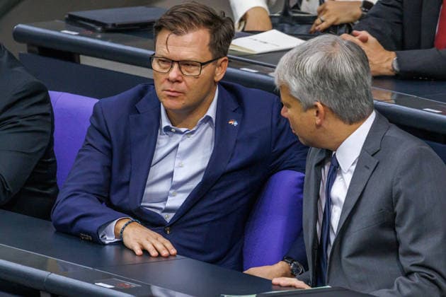 Bundestag Carsten Schneider (SPD), Minister fuer Umwelt, Klimaschutz, Naturschutz und nukleare Sicherheit und Steffen Bilger Bundesminister für Verkehr, im Deutschen Bundestag am 25.09.26 in Berlin. Berlin Berlin Deutschland Bundestag