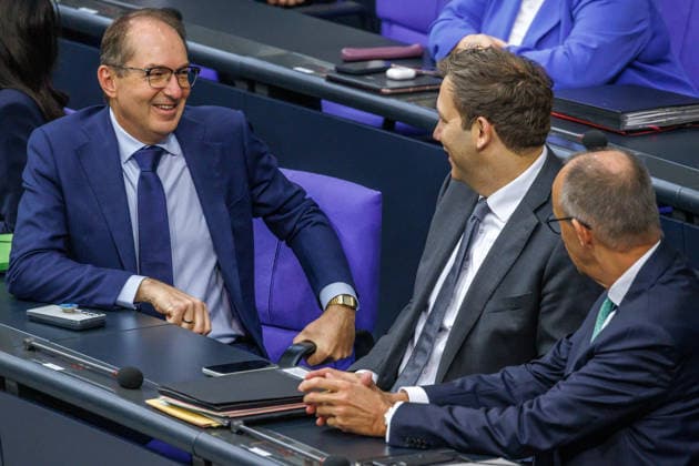Bundestag Alexander Dobrindt (CSU), Bundesinnenminister, Lars Klingbeil (SPD), Bundesfinanzminister und Bundeskanzler Friedrich Merz (CDU) im Deutschen Bundestag am 25.09.26 in Berlin. Berlin Berlin Deutschland Bundestag