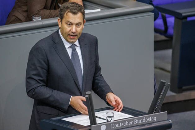 Bundestag Lars Klingbeil (SPD), Bundesfinanzminister im Deutschen Bundestag am 25.09.26 in Berlin. Berlin Berlin Deutschland Bundestag