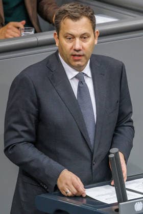 Bundestag Lars Klingbeil (SPD), Bundesfinanzminister im Deutschen Bundestag am 25.09.26 in Berlin. Berlin Berlin Deutschland Bundestag