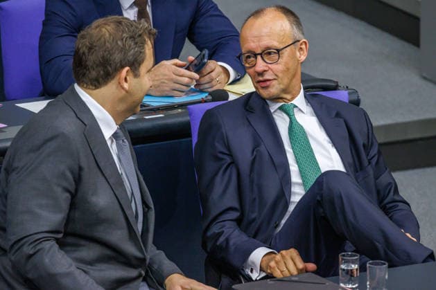 Bundestag Lars Klingbeil (SPD), Bundesfinanzminister und Bundeskanzler Friedrich Merz (CDU) im Deutschen Bundestag am 25.09.26 in Berlin. Berlin Berlin Deutschland Bundestag