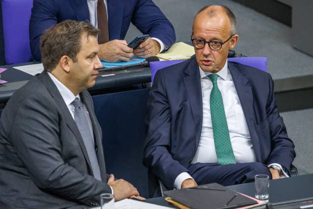 Bundestag Lars Klingbeil (SPD), Bundesfinanzminister und Bundeskanzler Friedrich Merz (CDU) im Deutschen Bundestag am 25.09.26 in Berlin. Berlin Berlin Deutschland Bundestag