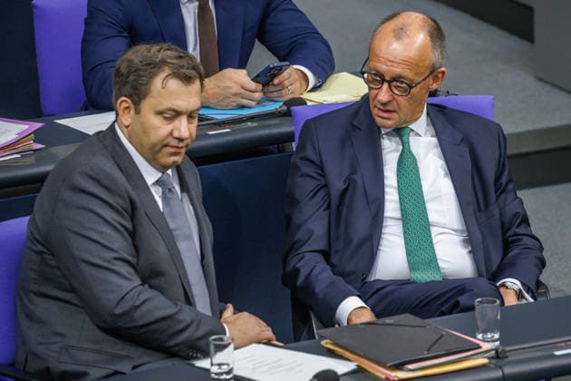 Bundestag Lars Klingbeil (SPD), Bundesfinanzminister und Bundeskanzler Friedrich Merz (CDU) im Deutschen Bundestag am 25.09.26 in Berlin. Berlin Berlin Deutschland Bundestag