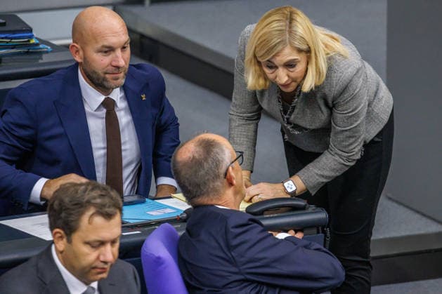 Bundestag Nina Warken (CDU), Bundesgesundheitsministerin und Bundeskanzler Friedrich Merz (CDU) im Deutschen Bundestag am 25.09.26 in Berlin. Berlin Berlin Deutschland Bundestag