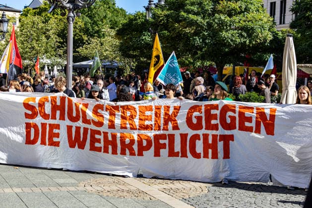 Schulstreik gegen Wehrpflicht in Frankfurt 25.09.2026: Frontplakat der Demo. Schüler und junge Menschen demonstrieren bei einem Schulstreik gegen die Wehrpflicht in Frankfurt am Main. Die Demonstration startete an der Alten Oper und richtet sich gegen eine Wiedereinführung beziehungsweise Ausweitung der Wehrpflicht und verpflichtender Musterungen. Die Teilnehmer fordern unter anderem mehr Mitsprache junger Menschen in der Wehrpflichtdebatte und setzen sich nach Angaben der Veranstalter gegen Militarisierung und für Investitionen in Bildung ein. Der Protest ist Teil bundesweiter Schulstreiks gegen die Wehrpflicht. Frankfurt am Main Alte Oper Hessen Deutschland