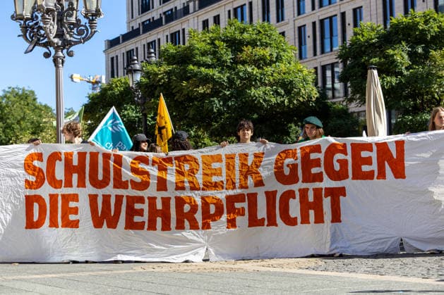Schulstreik gegen Wehrpflicht in Frankfurt 25.09.2026: Frontplakat der Demo. Schüler und junge Menschen demonstrieren bei einem Schulstreik gegen die Wehrpflicht in Frankfurt am Main. Die Demonstration startete an der Alten Oper und richtet sich gegen eine Wiedereinführung beziehungsweise Ausweitung der Wehrpflicht und verpflichtender Musterungen. Die Teilnehmer fordern unter anderem mehr Mitsprache junger Menschen in der Wehrpflichtdebatte und setzen sich nach Angaben der Veranstalter gegen Militarisierung und für Investitionen in Bildung ein. Der Protest ist Teil bundesweiter Schulstreiks gegen die Wehrpflicht. Frankfurt am Main Alte Oper Hessen Deutschland