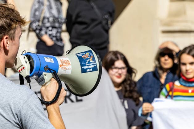 Schulstreik gegen Wehrpflicht in Frankfurt 25.09.2026: Sprecher mit Megaphon, das mit einem Aufkleber SCHULSTREIK beklebt ist. Schüler und junge Menschen demonstrieren bei einem Schulstreik gegen die Wehrpflicht in Frankfurt am Main. Die Demonstration startete an der Alten Oper und richtet sich gegen eine Wiedereinführung beziehungsweise Ausweitung der Wehrpflicht und verpflichtender Musterungen. Die Teilnehmer fordern unter anderem mehr Mitsprache junger Menschen in der Wehrpflichtdebatte und setzen sich nach Angaben der Veranstalter gegen Militarisierung und für Investitionen in Bildung ein. Der Protest ist Teil bundesweiter Schulstreiks gegen die Wehrpflicht. Frankfurt am Main Alte Oper Hessen Deutschland