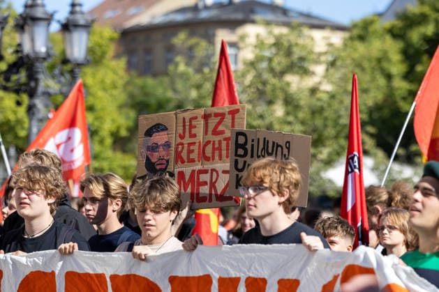 Schulstreik gegen Wehrpflicht in Frankfurt 25.09.2026: Teilnehmer der Demonstration machen ihrem Unmut gegen Friedrich Merz Luft. Schüler und junge Menschen demonstrieren bei einem Schulstreik gegen die Wehrpflicht in Frankfurt am Main. Die Demonstration startete an der Alten Oper und richtet sich gegen eine Wiedereinführung beziehungsweise Ausweitung der Wehrpflicht und verpflichtender Musterungen. Die Teilnehmer fordern unter anderem mehr Mitsprache junger Menschen in der Wehrpflichtdebatte und setzen sich nach Angaben der Veranstalter gegen Militarisierung und für Investitionen in Bildung ein. Der Protest ist Teil bundesweiter Schulstreiks gegen die Wehrpflicht. Frankfurt am Main Alte Oper Hessen Deutschland