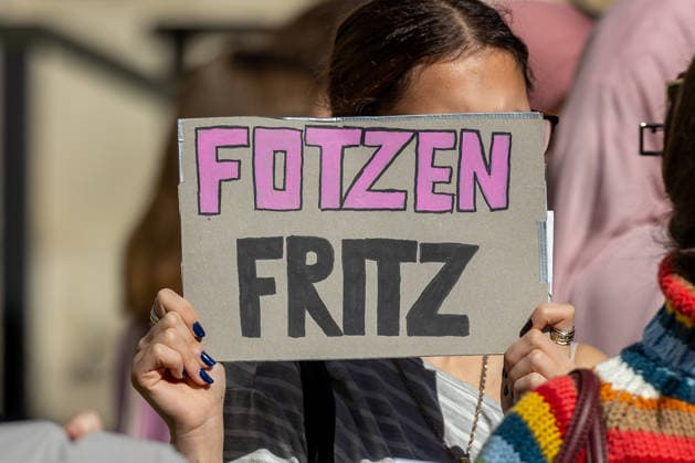 Schulstreik gegen Wehrpflicht in Frankfurt 25.09.2026: Teilnehmer der Demonstration machen ihrem Unmut gegen Friedrich Merz Luft. Schüler und junge Menschen demonstrieren bei einem Schulstreik gegen die Wehrpflicht in Frankfurt am Main. Die Demonstration startete an der Alten Oper und richtet sich gegen eine Wiedereinführung beziehungsweise Ausweitung der Wehrpflicht und verpflichtender Musterungen. Die Teilnehmer fordern unter anderem mehr Mitsprache junger Menschen in der Wehrpflichtdebatte und setzen sich nach Angaben der Veranstalter gegen Militarisierung und für Investitionen in Bildung ein. Der Protest ist Teil bundesweiter Schulstreiks gegen die Wehrpflicht. Frankfurt am Main Alte Oper Hessen Deutschland