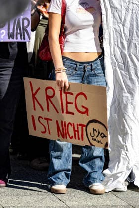 Schulstreik gegen Wehrpflicht in Frankfurt 25.09.2026: Mädchen hält Plakat mit der Aufschrift: Krieg ist nicht halal. Schüler und junge Menschen demonstrieren bei einem Schulstreik gegen die Wehrpflicht in Frankfurt am Main. Die Demonstration startete an der Alten Oper und richtet sich gegen eine Wiedereinführung beziehungsweise Ausweitung der Wehrpflicht und verpflichtender Musterungen. Die Teilnehmer fordern unter anderem mehr Mitsprache junger Menschen in der Wehrpflichtdebatte und setzen sich nach Angaben der Veranstalter gegen Militarisierung und für Investitionen in Bildung ein. Der Protest ist Teil bundesweiter Schulstreiks gegen die Wehrpflicht. Frankfurt am Main Alte Oper Hessen Deutschland