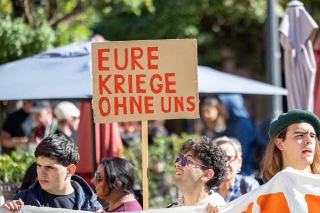 Schulstreik gegen Wehrpflicht in Frankfurt 25.09.2026: Teilnehmer der Demo hält Plakat hoch mit der Aufschrift: Eure Kriege ohne uns. Schüler und junge Menschen demonstrieren bei einem Schulstreik gegen die Wehrpflicht in Frankfurt am Main. Die Demonstration startete an der Alten Oper und richtet sich gegen eine Wiedereinführung beziehungsweise Ausweitung der Wehrpflicht und verpflichtender Musterungen. Die Teilnehmer fordern unter anderem mehr Mitsprache junger Menschen in der Wehrpflichtdebatte und setzen sich nach Angaben der Veranstalter gegen Militarisierung und für Investitionen in Bildung ein. Der Protest ist Teil bundesweiter Schulstreiks gegen die Wehrpflicht. Frankfurt am Main Alte Oper Hessen Deutschland