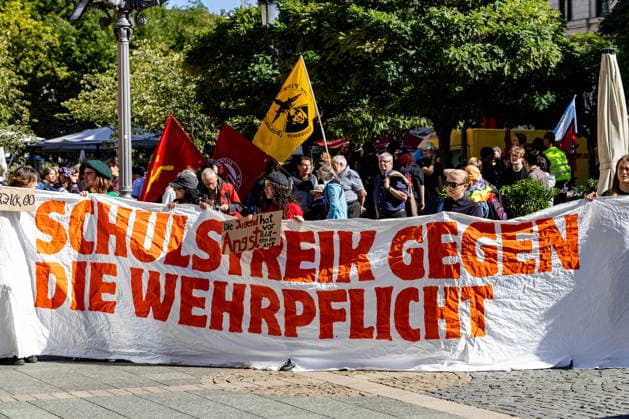 Schulstreik gegen Wehrpflicht in Frankfurt 25.09.2026: Frontplakat der Demo. Schüler und junge Menschen demonstrieren bei einem Schulstreik gegen die Wehrpflicht in Frankfurt am Main. Die Demonstration startete an der Alten Oper und richtet sich gegen eine Wiedereinführung beziehungsweise Ausweitung der Wehrpflicht und verpflichtender Musterungen. Die Teilnehmer fordern unter anderem mehr Mitsprache junger Menschen in der Wehrpflichtdebatte und setzen sich nach Angaben der Veranstalter gegen Militarisierung und für Investitionen in Bildung ein. Der Protest ist Teil bundesweiter Schulstreiks gegen die Wehrpflicht. Frankfurt am Main Alte Oper Hessen Deutschland