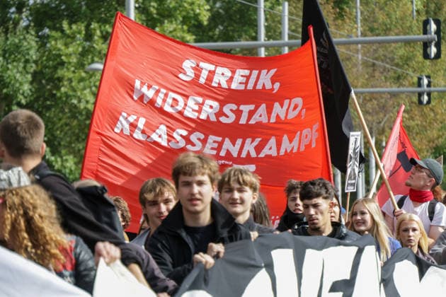 Leipzig - Schüler ziehen gegen Wehrdienst durch Leipzig Demonstration sorgt für Verkehrsbehinderungen Am Freitag demonstrierten in Leipzig Schülerinnen und Schüler sowie weitere Teilnehmer gegen den neuen Wehrdienst und eine mögliche Wiedereinführung der Wehrpflicht. Der Protest war Teil eines bundesweiten Aktionstages mit Demonstrationen in zahlreichen Städten. In Leipzig richtete sich der Protest insbesondere gegen das seit Jahresbeginn geltende Wehrdienstgesetz sowie die Musterung junger Männer. Nach mehreren Zubringerdemonstrationen aus verschiedenen Teilen der Stadt kamen die Teilnehmer zunächst am Wilhelm-Leuschner-Platz zusammen. Von dort setzte sich ab dem Mittag der zentrale Demonstrationszug durch die Leipziger Innens Copyright: xEHLxMedia BjörnxStachx 20260925_wehrpflicht-demo-leipzig_1