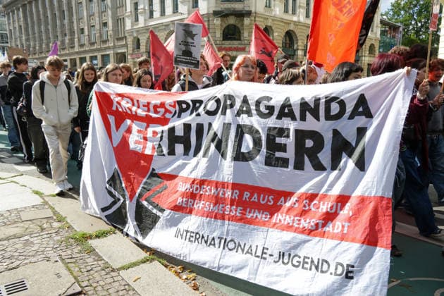 Leipzig - Schüler ziehen gegen Wehrdienst durch Leipzig Demonstration sorgt für Verkehrsbehinderungen Am Freitag demonstrierten in Leipzig Schülerinnen und Schüler sowie weitere Teilnehmer gegen den neuen Wehrdienst und eine mögliche Wiedereinführung der Wehrpflicht. Der Protest war Teil eines bundesweiten Aktionstages mit Demonstrationen in zahlreichen Städten. In Leipzig richtete sich der Protest insbesondere gegen das seit Jahresbeginn geltende Wehrdienstgesetz sowie die Musterung junger Männer. Nach mehreren Zubringerdemonstrationen aus verschiedenen Teilen der Stadt kamen die Teilnehmer zunächst am Wilhelm-Leuschner-Platz zusammen. Von dort setzte sich ab dem Mittag der zentrale Demonstrationszug durch die Leipziger Innens Copyright: xEHLxMedia BjörnxStachx 20260925_wehrpflicht-demo-leipzig_14