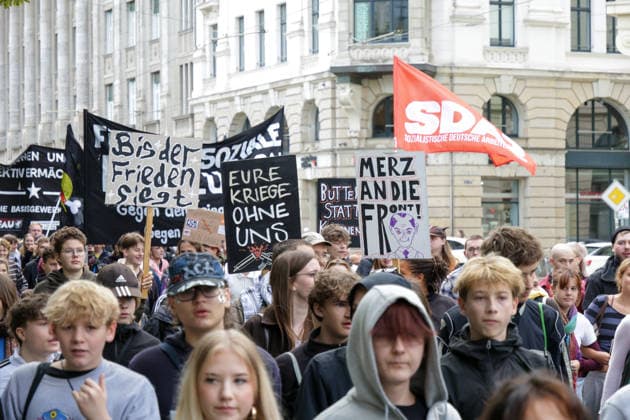 Leipzig - Schüler ziehen gegen Wehrdienst durch Leipzig Demonstration sorgt für Verkehrsbehinderungen Am Freitag demonstrierten in Leipzig Schülerinnen und Schüler sowie weitere Teilnehmer gegen den neuen Wehrdienst und eine mögliche Wiedereinführung der Wehrpflicht. Der Protest war Teil eines bundesweiten Aktionstages mit Demonstrationen in zahlreichen Städten. In Leipzig richtete sich der Protest insbesondere gegen das seit Jahresbeginn geltende Wehrdienstgesetz sowie die Musterung junger Männer. Nach mehreren Zubringerdemonstrationen aus verschiedenen Teilen der Stadt kamen die Teilnehmer zunächst am Wilhelm-Leuschner-Platz zusammen. Von dort setzte sich ab dem Mittag der zentrale Demonstrationszug durch die Leipziger Innens Copyright: xEHLxMedia BjörnxStachx 20260925_wehrpflicht-demo-leipzig_15