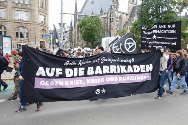 Leipzig - Schüler ziehen gegen Wehrdienst durch Leipzig Demonstration sorgt für Verkehrsbehinderungen Am Freitag demonstrierten in Leipzig Schülerinnen und Schüler sowie weitere Teilnehmer gegen den neuen Wehrdienst und eine mögliche Wiedereinführung der Wehrpflicht. Der Protest war Teil eines bundesweiten Aktionstages mit Demonstrationen in zahlreichen Städten. In Leipzig richtete sich der Protest insbesondere gegen das seit Jahresbeginn geltende Wehrdienstgesetz sowie die Musterung junger Männer. Nach mehreren Zubringerdemonstrationen aus verschiedenen Teilen der Stadt kamen die Teilnehmer zunächst am Wilhelm-Leuschner-Platz zusammen. Von dort setzte sich ab dem Mittag der zentrale Demonstrationszug durch die Leipziger Innens Copyright: xEHLxMedia BjörnxStachx 20260925_wehrpflicht-demo-leipzig_16