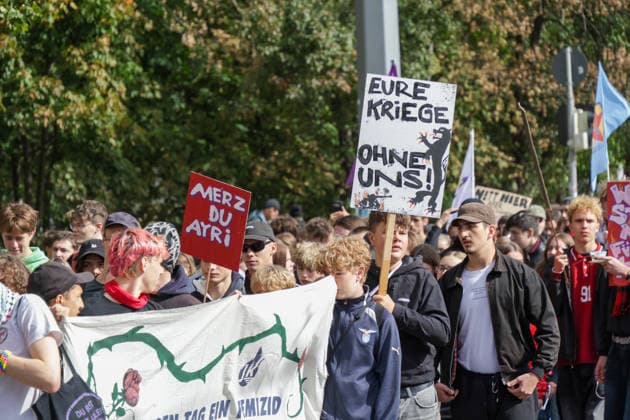 Leipzig - Schüler ziehen gegen Wehrdienst durch Leipzig Demonstration sorgt für Verkehrsbehinderungen Am Freitag demonstrierten in Leipzig Schülerinnen und Schüler sowie weitere Teilnehmer gegen den neuen Wehrdienst und eine mögliche Wiedereinführung der Wehrpflicht. Der Protest war Teil eines bundesweiten Aktionstages mit Demonstrationen in zahlreichen Städten. In Leipzig richtete sich der Protest insbesondere gegen das seit Jahresbeginn geltende Wehrdienstgesetz sowie die Musterung junger Männer. Nach mehreren Zubringerdemonstrationen aus verschiedenen Teilen der Stadt kamen die Teilnehmer zunächst am Wilhelm-Leuschner-Platz zusammen. Von dort setzte sich ab dem Mittag der zentrale Demonstrationszug durch die Leipziger Innens Copyright: xEHLxMedia BjörnxStachx 20260925_wehrpflicht-demo-leipzig_4