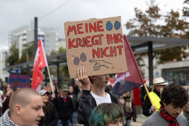Schulstreik gegen die Wehrpflicht: Hunderte Schüler tauschen in Cottbus das Klassenzimmer gegen die Straße – Wirbel um Max-Steenbeck-Gymnasium: Schüler soll wegen Streik-Flyern mit Suspendierung gedroht worden sein (Schüler und Organisatoren im O-Ton!) 7aIMG: 0574031 Es ist bereits der vierte bundesweite Aktionstag. Eine genehmigte Freistellung ist der Schulstreik nicht: Wer während der Unterrichtszeit teilnimmt, fehlt unentschuldigt. Die Teilnehmer nahmen das in Kauf. Auf Transparenten war unter anderem das Motto der Bewegung zu lesen: Die Reichen wollen Krieg, die Jugend eine Zukunft! Hintergrund ist der neue Wehrdienst. Für alle Männer ab Jahrgang 2008 ist die Musterung verpflichtend, flächendeckend soll sie ab Juli 2027 laufen. Der Copyright: 7aktuell.dex xLucaxWoitow 0574031 20260924_7a_WEHPFLICHTDEMO_574031