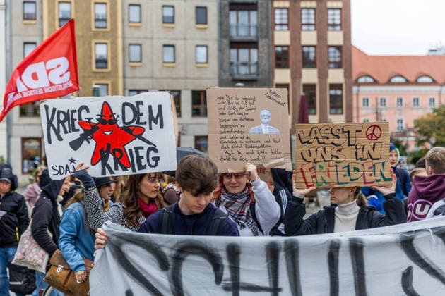 Schulstreik gegen die Wehrpflicht: Hunderte Schüler tauschen in Cottbus das Klassenzimmer gegen die Straße – Wirbel um Max-Steenbeck-Gymnasium: Schüler soll wegen Streik-Flyern mit Suspendierung gedroht worden sein (Schüler und Organisatoren im O-Ton!) 7aIMG: 0574032 Es ist bereits der vierte bundesweite Aktionstag. Eine genehmigte Freistellung ist der Schulstreik nicht: Wer während der Unterrichtszeit teilnimmt, fehlt unentschuldigt. Die Teilnehmer nahmen das in Kauf. Auf Transparenten war unter anderem das Motto der Bewegung zu lesen: Die Reichen wollen Krieg, die Jugend eine Zukunft! Hintergrund ist der neue Wehrdienst. Für alle Männer ab Jahrgang 2008 ist die Musterung verpflichtend, flächendeckend soll sie ab Juli 2027 laufen. Der Copyright: 7aktuell.dex xLucaxWoitow 0574032 20260924_7a_WEHPFLICHTDEMO_574032