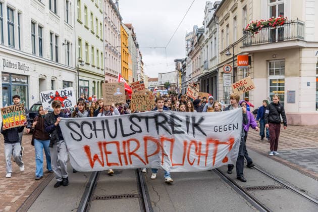 Schulstreik gegen die Wehrpflicht: Hunderte Schüler tauschen in Cottbus das Klassenzimmer gegen die Straße – Wirbel um Max-Steenbeck-Gymnasium: Schüler soll wegen Streik-Flyern mit Suspendierung gedroht worden sein (Schüler und Organisatoren im O-Ton!) 7aIMG: 0574038 Es ist bereits der vierte bundesweite Aktionstag. Eine genehmigte Freistellung ist der Schulstreik nicht: Wer während der Unterrichtszeit teilnimmt, fehlt unentschuldigt. Die Teilnehmer nahmen das in Kauf. Auf Transparenten war unter anderem das Motto der Bewegung zu lesen: Die Reichen wollen Krieg, die Jugend eine Zukunft! Hintergrund ist der neue Wehrdienst. Für alle Männer ab Jahrgang 2008 ist die Musterung verpflichtend, flächendeckend soll sie ab Juli 2027 laufen. Der Copyright: 7aktuell.dex xLucaxWoitow 0574038 20260924_7a_WEHPFLICHTDEMO_574038