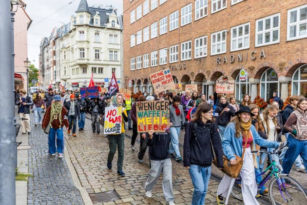 Schulstreik gegen die Wehrpflicht: Hunderte Schüler tauschen in Cottbus das Klassenzimmer gegen die Straße – Wirbel um Max-Steenbeck-Gymnasium: Schüler soll wegen Streik-Flyern mit Suspendierung gedroht worden sein (Schüler und Organisatoren im O-Ton!) 7aIMG: 0574044 Es ist bereits der vierte bundesweite Aktionstag. Eine genehmigte Freistellung ist der Schulstreik nicht: Wer während der Unterrichtszeit teilnimmt, fehlt unentschuldigt. Die Teilnehmer nahmen das in Kauf. Auf Transparenten war unter anderem das Motto der Bewegung zu lesen: Die Reichen wollen Krieg, die Jugend eine Zukunft! Hintergrund ist der neue Wehrdienst. Für alle Männer ab Jahrgang 2008 ist die Musterung verpflichtend, flächendeckend soll sie ab Juli 2027 laufen. Der Copyright: 7aktuell.dex xLucaxWoitow 0574044 20260924_7a_WEHPFLICHTDEMO_574044