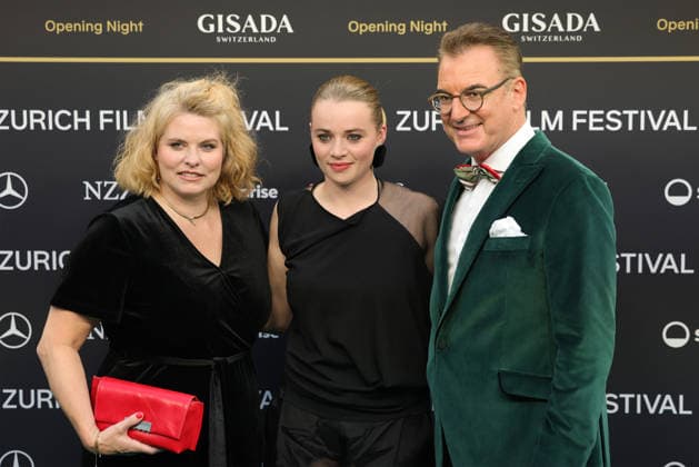 22. Zurich Film Festival 2026 Luna Wedler (Schweizer Schauspielerin) mit Reta Guetg und Christian Jungen auf dem grünen Teppich. Opening Night des 22. Zurich Film Festivals am 24.09.2026 im Kongresshaus Zürich. Kanton Zürich, Schweiz.