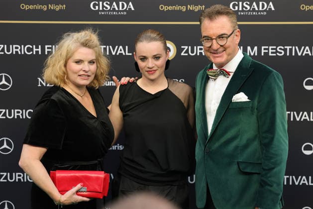 22. Zurich Film Festival 2026 Luna Wedler (Schweizer Schauspielerin) mit Reta Guetg und Christian Jungen auf dem grünen Teppich. Opening Night des 22. Zurich Film Festivals am 24.09.2026 im Kongresshaus Zürich. Kanton Zürich, Schweiz.