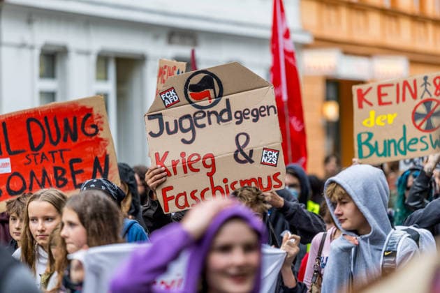 Schulstreik gegen die Wehrpflicht: Hunderte Schüler tauschen in Cottbus das Klassenzimmer gegen die Straße – Wirbel um Max-Steenbeck-Gymnasium: Schüler soll wegen Streik-Flyern mit Suspendierung gedroht worden sein (Schüler und Organisatoren im O-Ton!) 7aIMG: 0574051 Es ist bereits der vierte bundesweite Aktionstag. Eine genehmigte Freistellung ist der Schulstreik nicht: Wer während der Unterrichtszeit teilnimmt, fehlt unentschuldigt. Die Teilnehmer nahmen das in Kauf. Auf Transparenten war unter anderem das Motto der Bewegung zu lesen: Die Reichen wollen Krieg, die Jugend eine Zukunft! Hintergrund ist der neue Wehrdienst. Für alle Männer ab Jahrgang 2008 ist die Musterung verpflichtend, flächendeckend soll sie ab Juli 2027 laufen. Der Copyright: 7aktuell.dex xLucaxWoitow 0574051 20260924_7a_WEHPFLICHTDEMO_574051