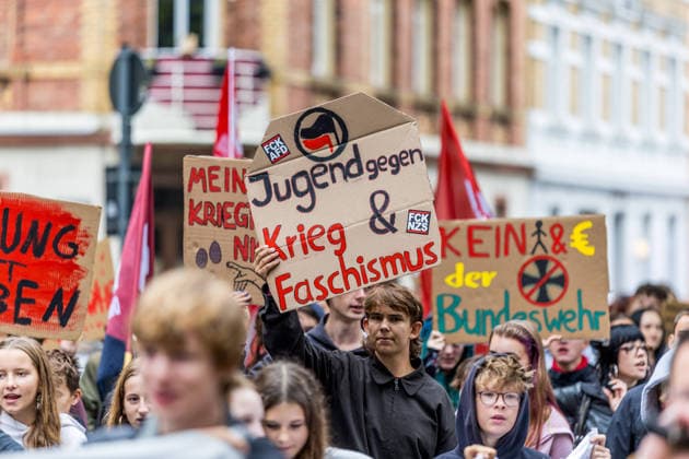 Schulstreik gegen die Wehrpflicht: Hunderte Schüler tauschen in Cottbus das Klassenzimmer gegen die Straße – Wirbel um Max-Steenbeck-Gymnasium: Schüler soll wegen Streik-Flyern mit Suspendierung gedroht worden sein (Schüler und Organisatoren im O-Ton!) 7aIMG: 0574052 Es ist bereits der vierte bundesweite Aktionstag. Eine genehmigte Freistellung ist der Schulstreik nicht: Wer während der Unterrichtszeit teilnimmt, fehlt unentschuldigt. Die Teilnehmer nahmen das in Kauf. Auf Transparenten war unter anderem das Motto der Bewegung zu lesen: Die Reichen wollen Krieg, die Jugend eine Zukunft! Hintergrund ist der neue Wehrdienst. Für alle Männer ab Jahrgang 2008 ist die Musterung verpflichtend, flächendeckend soll sie ab Juli 2027 laufen. Der Copyright: 7aktuell.dex xLucaxWoitow 0574052 20260924_7a_WEHPFLICHTDEMO_574052