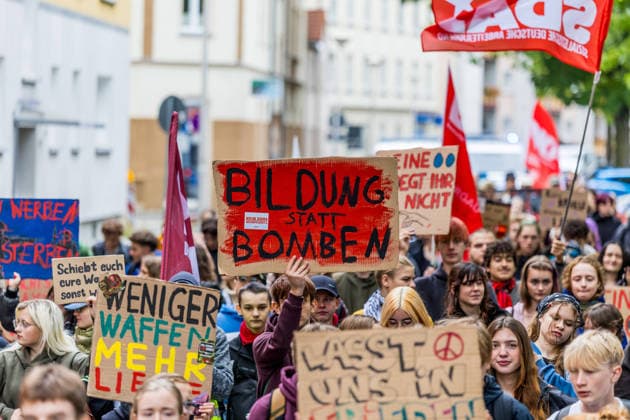 Schulstreik gegen die Wehrpflicht: Hunderte Schüler tauschen in Cottbus das Klassenzimmer gegen die Straße – Wirbel um Max-Steenbeck-Gymnasium: Schüler soll wegen Streik-Flyern mit Suspendierung gedroht worden sein (Schüler und Organisatoren im O-Ton!) 7aIMG: 0574055 Es ist bereits der vierte bundesweite Aktionstag. Eine genehmigte Freistellung ist der Schulstreik nicht: Wer während der Unterrichtszeit teilnimmt, fehlt unentschuldigt. Die Teilnehmer nahmen das in Kauf. Auf Transparenten war unter anderem das Motto der Bewegung zu lesen: Die Reichen wollen Krieg, die Jugend eine Zukunft! Hintergrund ist der neue Wehrdienst. Für alle Männer ab Jahrgang 2008 ist die Musterung verpflichtend, flächendeckend soll sie ab Juli 2027 laufen. Der Copyright: 7aktuell.dex xLucaxWoitow 0574055 20260924_7a_WEHPFLICHTDEMO_574055