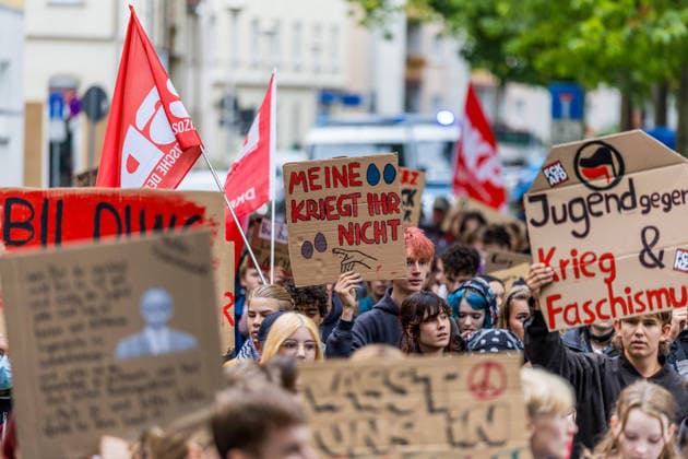Schulstreik gegen die Wehrpflicht: Hunderte Schüler tauschen in Cottbus das Klassenzimmer gegen die Straße – Wirbel um Max-Steenbeck-Gymnasium: Schüler soll wegen Streik-Flyern mit Suspendierung gedroht worden sein (Schüler und Organisatoren im O-Ton!) 7aIMG: 0574056 Es ist bereits der vierte bundesweite Aktionstag. Eine genehmigte Freistellung ist der Schulstreik nicht: Wer während der Unterrichtszeit teilnimmt, fehlt unentschuldigt. Die Teilnehmer nahmen das in Kauf. Auf Transparenten war unter anderem das Motto der Bewegung zu lesen: Die Reichen wollen Krieg, die Jugend eine Zukunft! Hintergrund ist der neue Wehrdienst. Für alle Männer ab Jahrgang 2008 ist die Musterung verpflichtend, flächendeckend soll sie ab Juli 2027 laufen. Der Copyright: 7aktuell.dex xLucaxWoitow 0574056 20260924_7a_WEHPFLICHTDEMO_574056