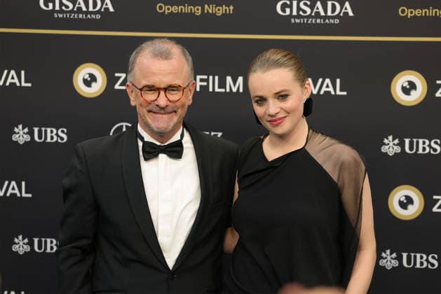 22. Zurich Film Festival 2026 Luna Wedler (Schweizer Schauspielerin) und Raphael Golta (Zürcher Stadtpräsident) auf dem grünen Teppich. Opening Night des 22. Zurich Film Festivals am 24.09.2026 im Kongresshaus Zürich. Kanton Zürich, Schweiz.