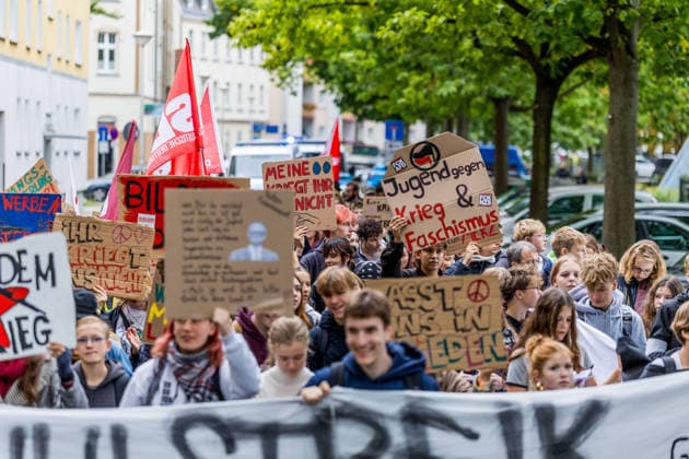 Schulstreik gegen die Wehrpflicht: Hunderte Schüler tauschen in Cottbus das Klassenzimmer gegen die Straße – Wirbel um Max-Steenbeck-Gymnasium: Schüler soll wegen Streik-Flyern mit Suspendierung gedroht worden sein (Schüler und Organisatoren im O-Ton!) 7aIMG: 0574057 Es ist bereits der vierte bundesweite Aktionstag. Eine genehmigte Freistellung ist der Schulstreik nicht: Wer während der Unterrichtszeit teilnimmt, fehlt unentschuldigt. Die Teilnehmer nahmen das in Kauf. Auf Transparenten war unter anderem das Motto der Bewegung zu lesen: Die Reichen wollen Krieg, die Jugend eine Zukunft! Hintergrund ist der neue Wehrdienst. Für alle Männer ab Jahrgang 2008 ist die Musterung verpflichtend, flächendeckend soll sie ab Juli 2027 laufen. Der Copyright: 7aktuell.dex xLucaxWoitow 0574057 20260924_7a_WEHPFLICHTDEMO_574057